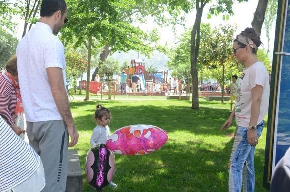 Məşhur müğənni qızı ilə parkda əyləndi - FOTO