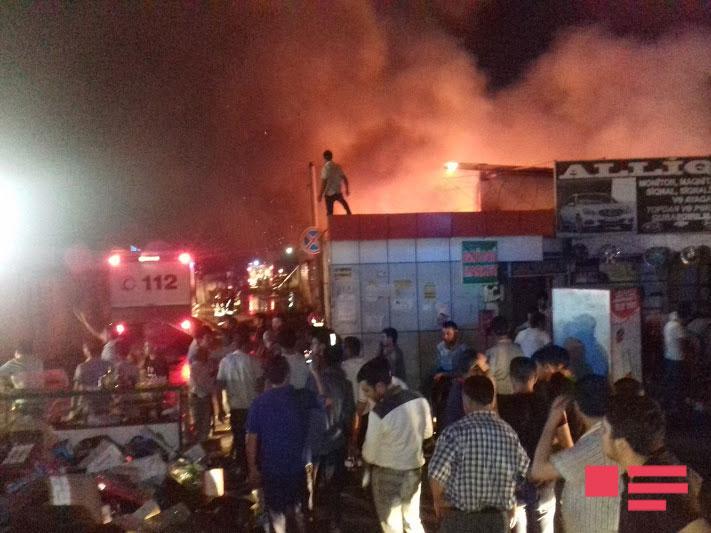 Bakının maşın bazarında güclü yangın: 15 magaza kül oldu - YENİLƏNİB - VİDEO - FOTO