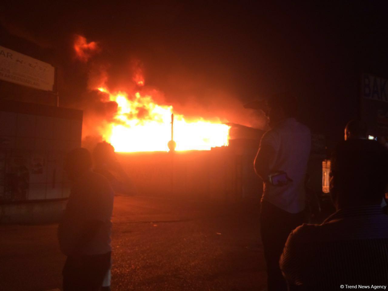 Bakının maşın bazarında güclü yangın: 15 magaza kül oldu - YENİLƏNİB - VİDEO - FOTO