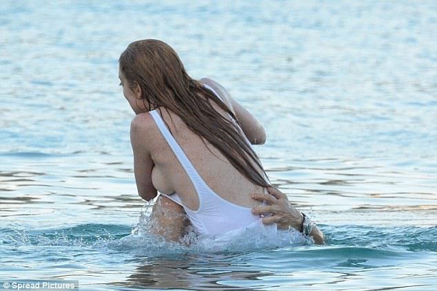 Qalmaqallı aktrisa su üzərində uça bilmədi - FOTO