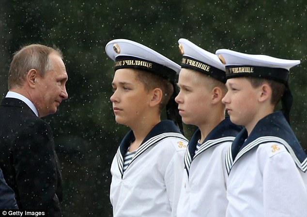 Putin paradı qəbul etdi - FOTO