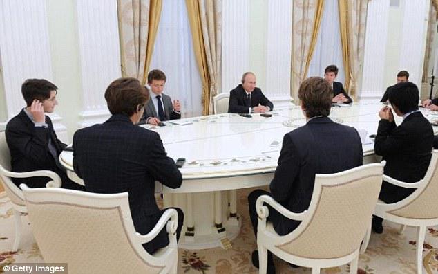 Putin tələbələrlə görüşdü, Britaniya şoka düşdü - FOTO