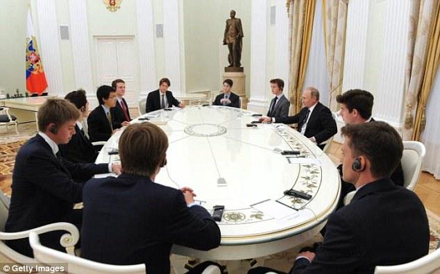Putin tələbələrlə görüşdü, Britaniya şoka düşdü - FOTO