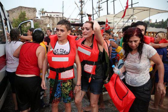 Antalyada turist gəmisi batdı: 33 yaralı, 2 itkin - FOTO