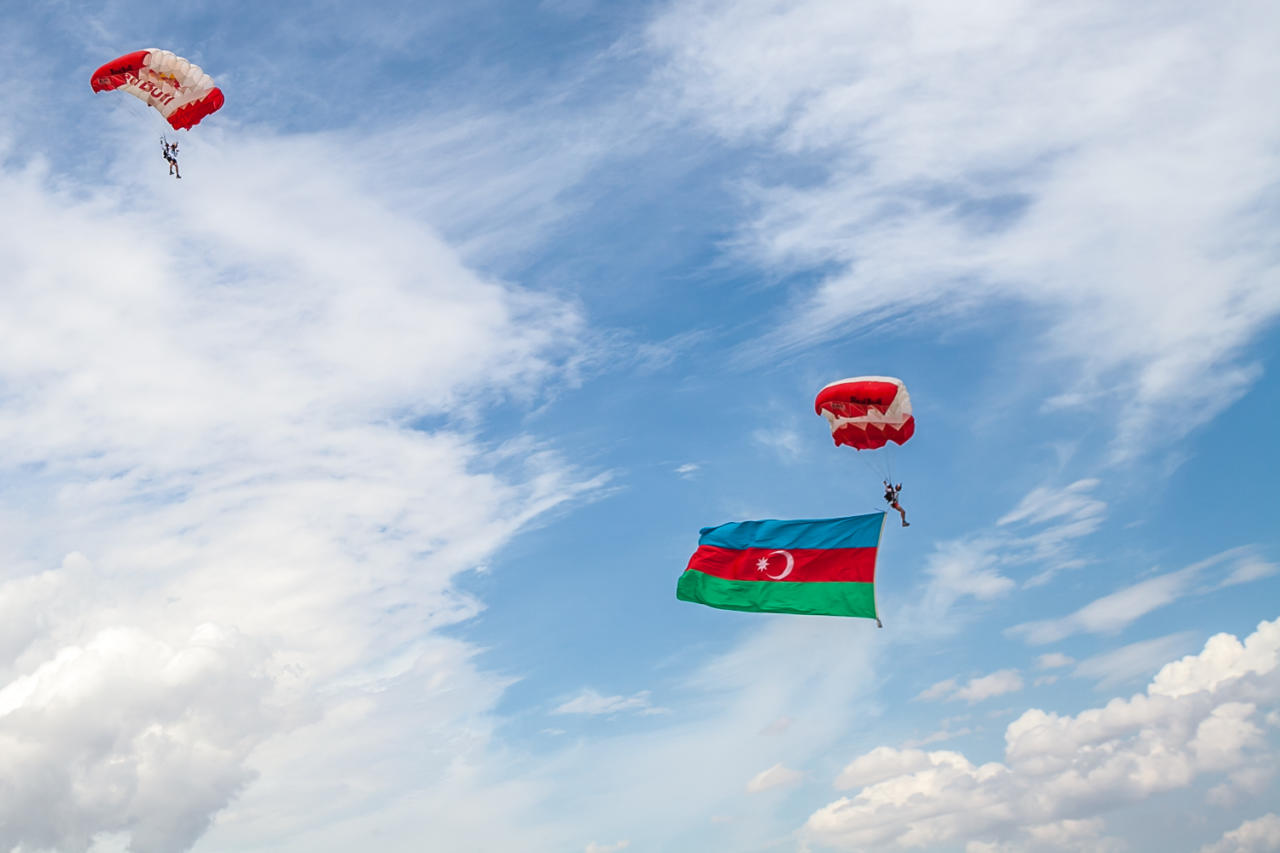 Azərbaycan bayrağı ilə helikopterdən tullandılar - FOTO