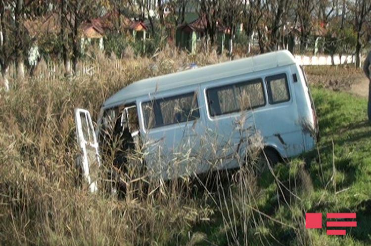 Ələt-Astara magistralında mikroavtobus aşdı: 7 yaralı - YENİLƏNİB - SİYAHI - FOTO