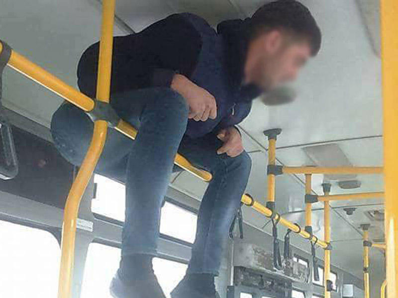 Bakıda avtobusda turnikə çıxanlar - FOTO