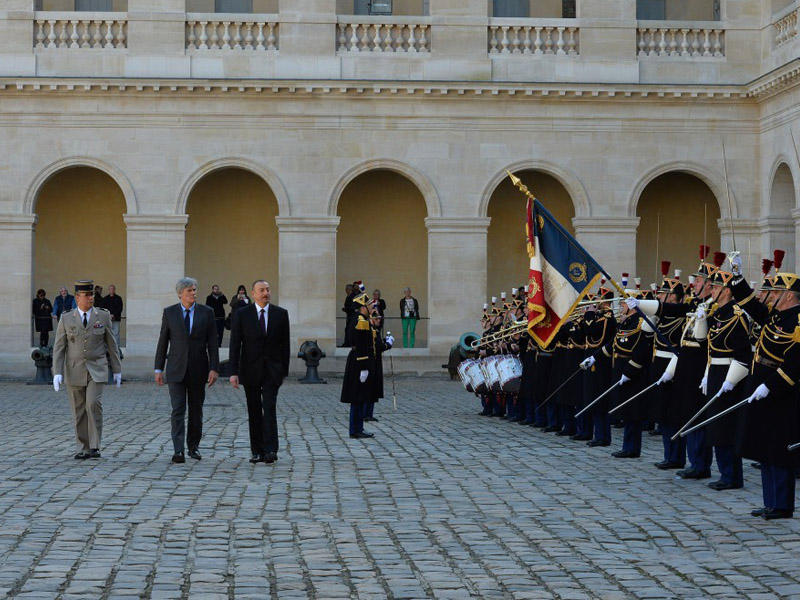 Prezident İlham Əliyevin Parisdə rəsmi qarşılanma mərasimi olub - FOTO