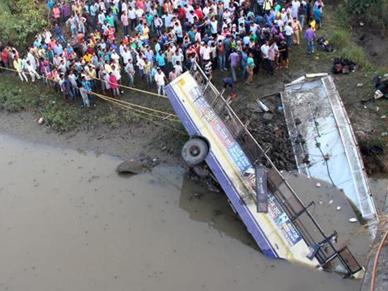 Avtobus çaya aşdı: 10 ölü, 25 yaralı
