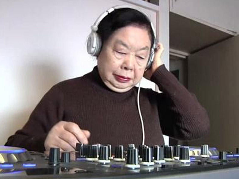82 yaşlı qadın gecə klubunda DJ-lik edir