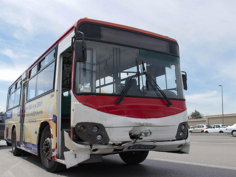 Bakıda marşrut avtobusu qəzaya uğradı - FOTO