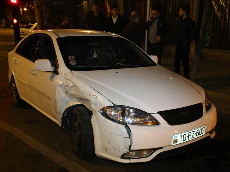 Bakıda taksi işıqforu "qırmızı"da keçərək qəza törətdi: yaralananlar var - FOTO