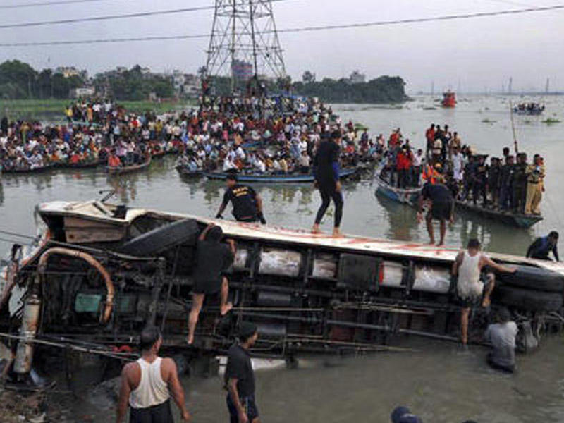 Banqladeşdə avtobus kanala düşdü: 7 ölü, 25 yaralı