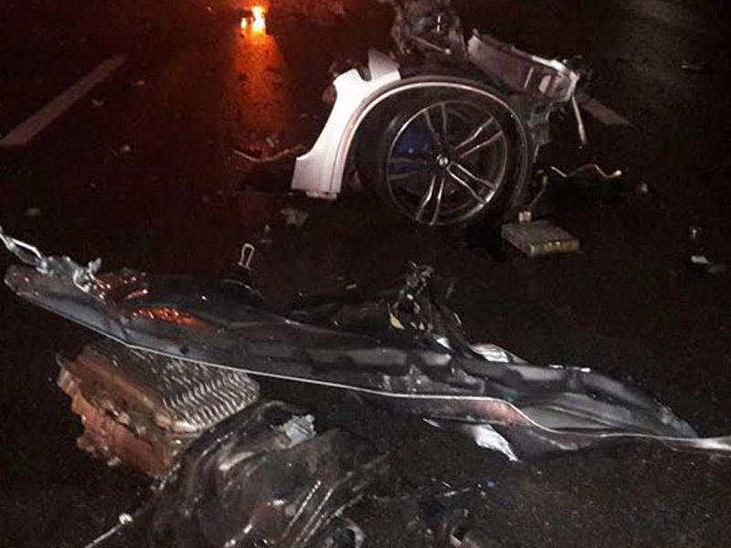Bakıda sürət yarışına çıxan restoran sahibi "BMW X5"i dirəyə çırpdı: yaralılar var - FOTO