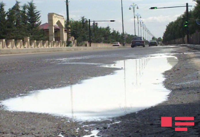 30 ton süd yola dağıldı: Ağdamda süd maşını belə aşdı - FOTO