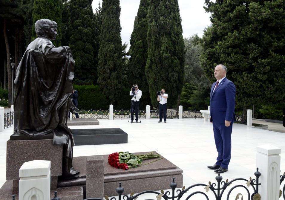 Moldova Prezidenti ümummilli lider Heydər Əliyevin məzarını ziyarət edib - FOTO