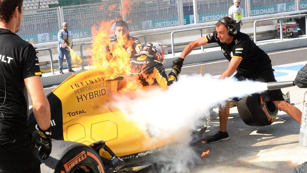 Formula 1 pilotunun bolidi yandı - FOTO