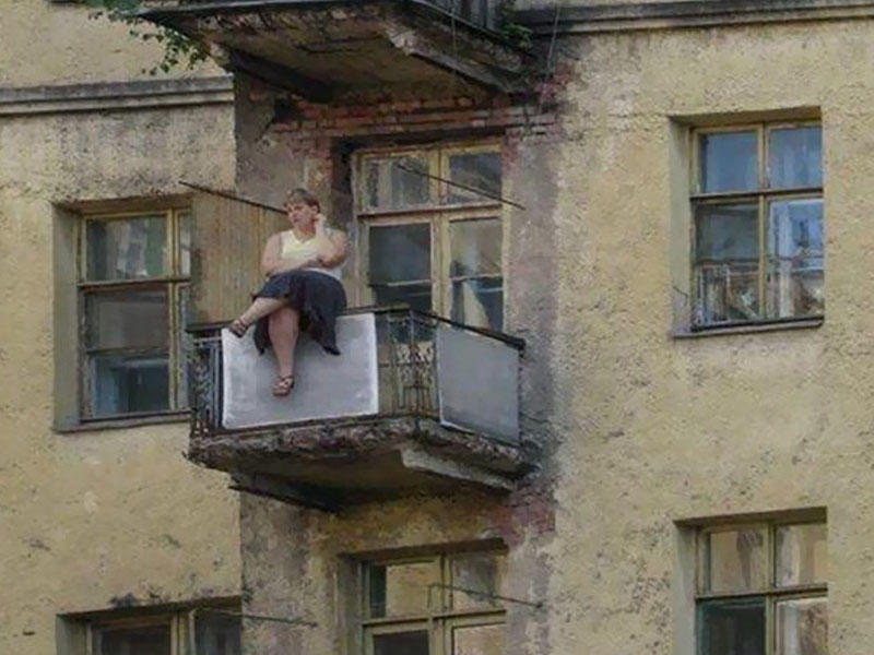 Девушкам на балконе можно не только курить но и мастурбировать