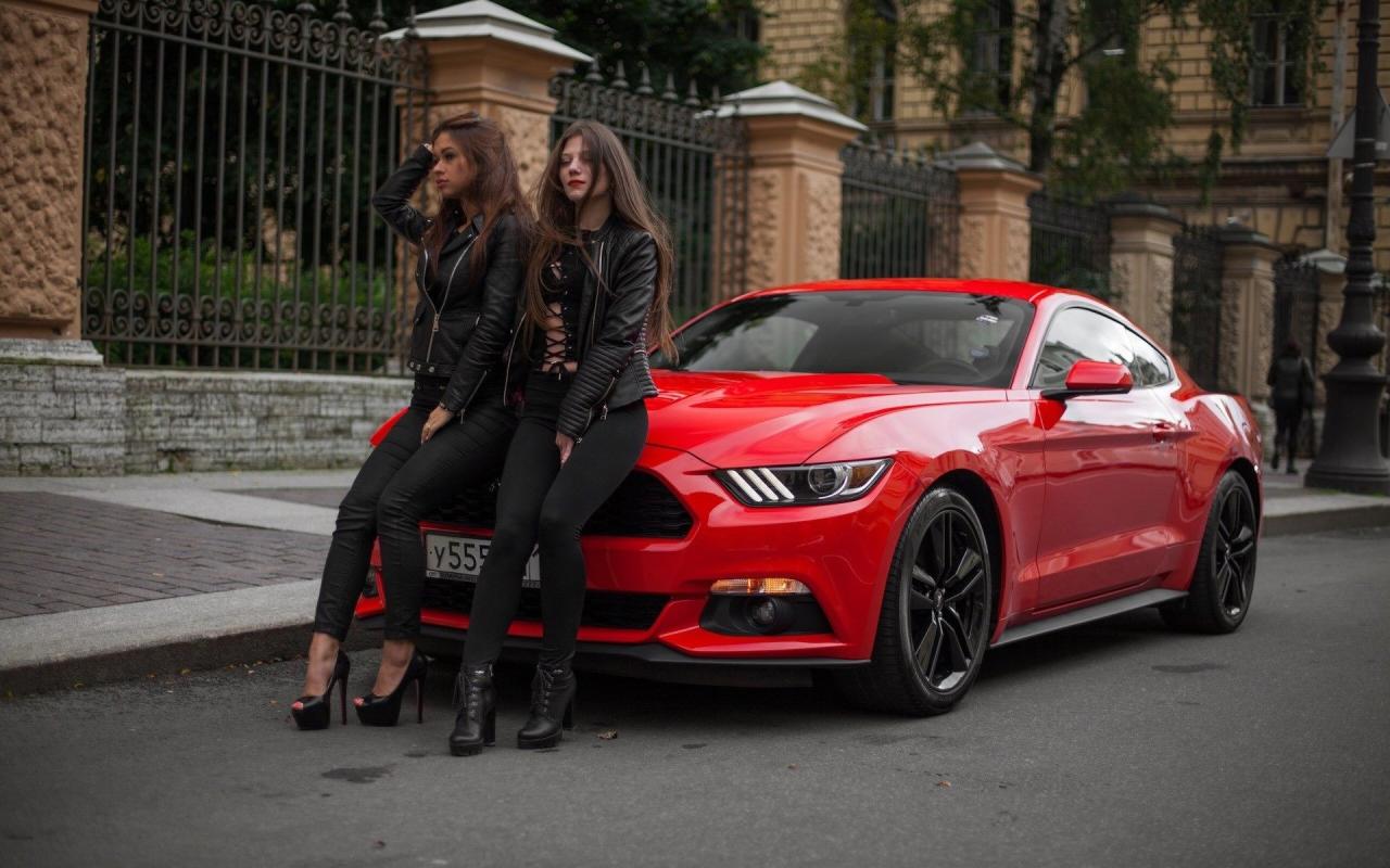 Mustangs and nacked girls