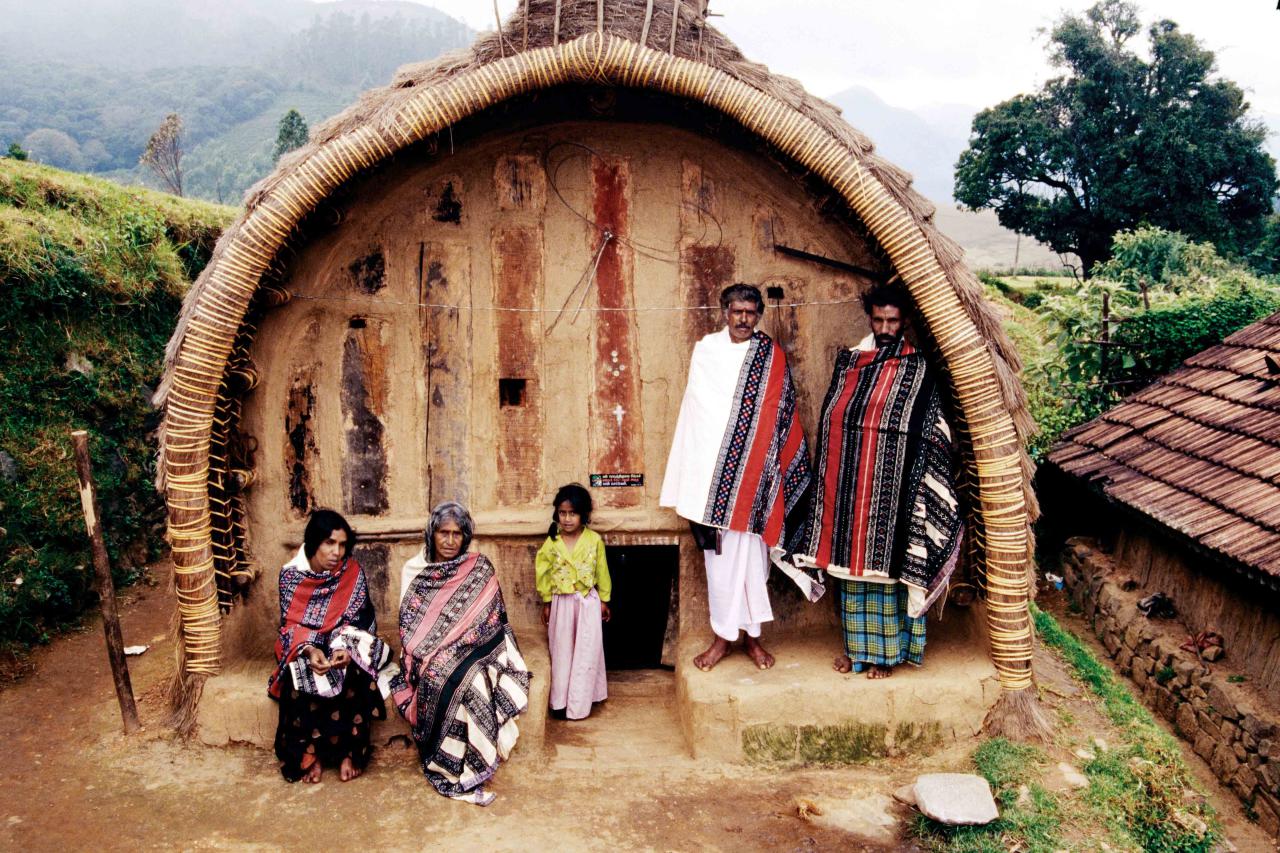 Племена воротами. Жилище племени Тода , Индия. Племя Тода в Южной Индии. Хиндустанцы жилище. Индийское национальное жилище.