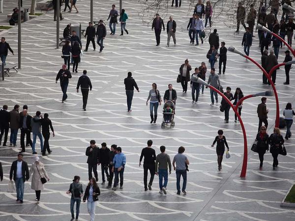 Bakıda paltarsız gəzən şəxslə bağlı qərar verildi