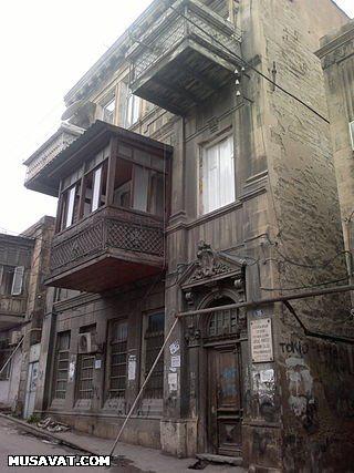 “Sovetski”də tarixi abidə - Abbas Mirzə Şərifzadənin evi dağıdıldı - FOTO