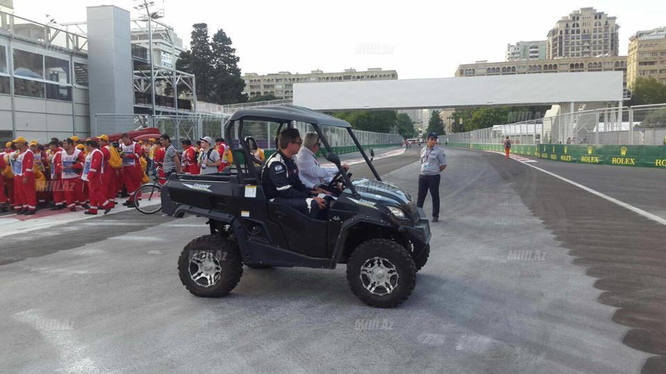 Formula-1 pilotlarının bolidlərinə Bakıda belə qulluq edirlər - FOTOSESSİYA