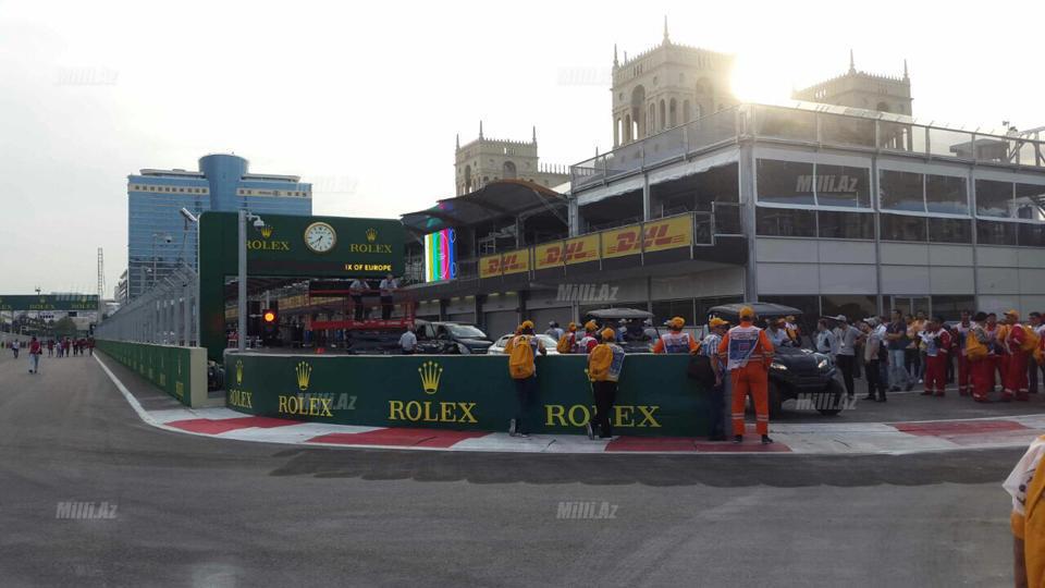 Formula-1 pilotlarının bolidlərinə Bakıda belə qulluq edirlər - FOTOSESSİYA