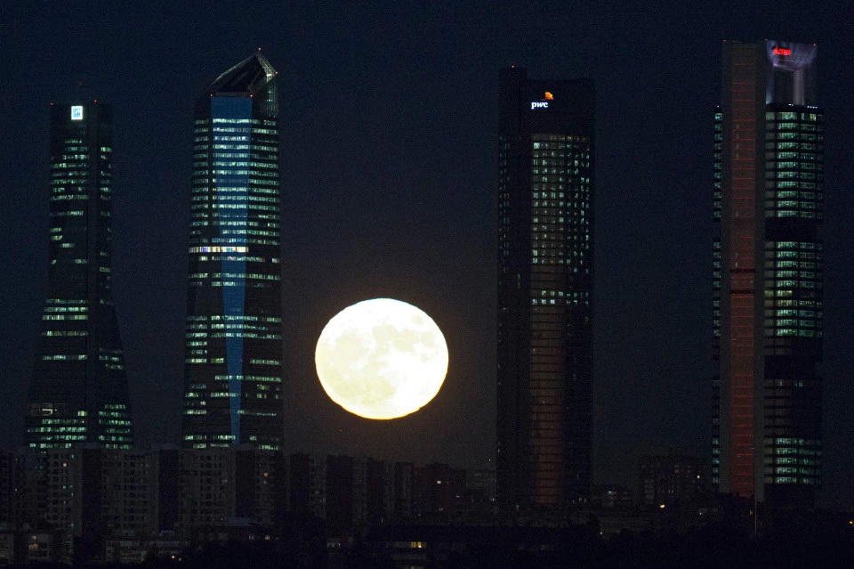 "Super Ay" dünyanın ən iri şəhərlərində belə göründü - MARAQLI FOTOlar