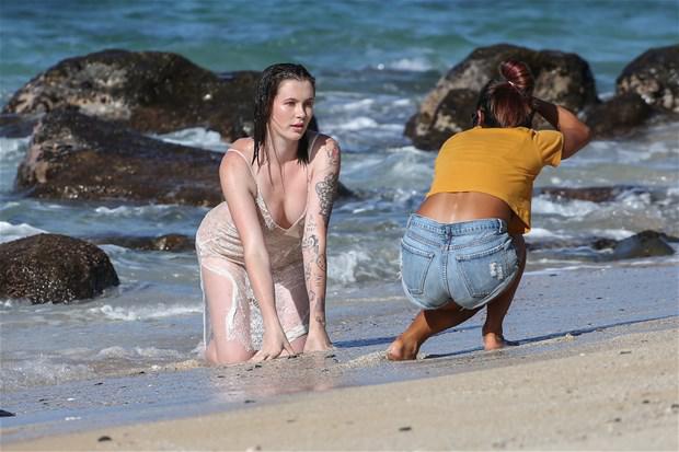Amerikalı model okean sahilində - FOTO