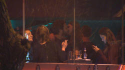Aktrisa barda hər kəsin gözü önündə öpüşdü - FOTO