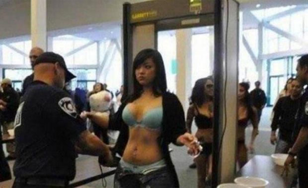 Hava limanında polis qadını soyundurdu - FOTO