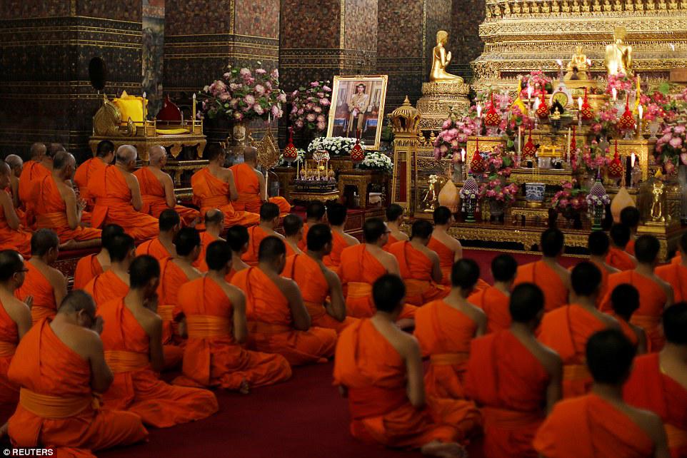 Tailandın yeni kralı var - VİDEO - FOTO
