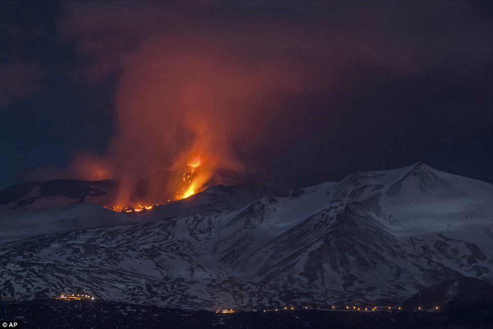 Qorxulu kadrlar: vulkan qəflətən püskürdü - VİDEO - FOTO