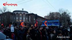 Yerevanda polis oturaq tətili dağıtmağa başladı - YENİLƏNİB - FOTO
