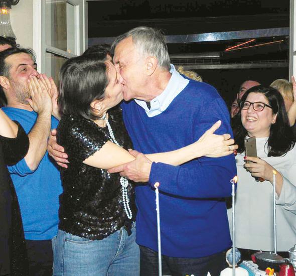 71 yaşlı aktyor xanımı ilə dodaq-dodağa - FOTO