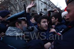 İrəvanda ara qarışdı: etirazçılarla polis toqquşdu - FOTO
