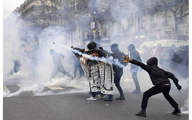 Fransa zorlanan oğlan üçün ayağa qalxdı - FOTO