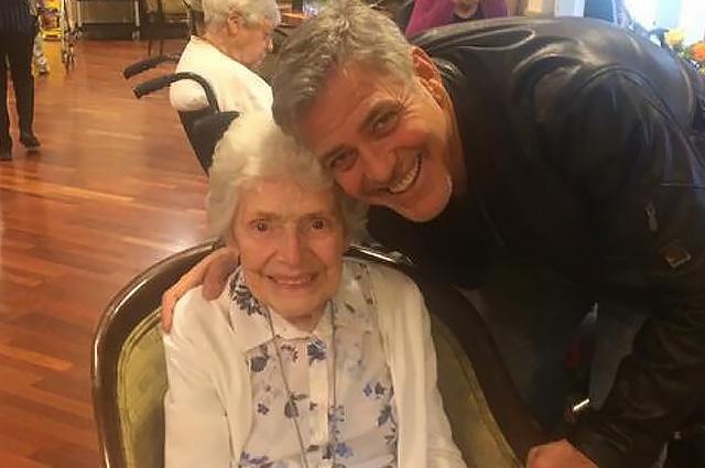 Məşhur aktyor 87 yaşlı fanatı ilə - FOTO