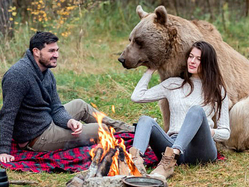 Мужчина медведь. Парни медведи. Фотосессия с медведем мужская. Мужик и медведь.