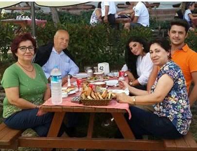 Türkiyəyə ərə gedən azərbaycanlı aparıcı: “İkimiz də masanın altına girib...” - FOTO