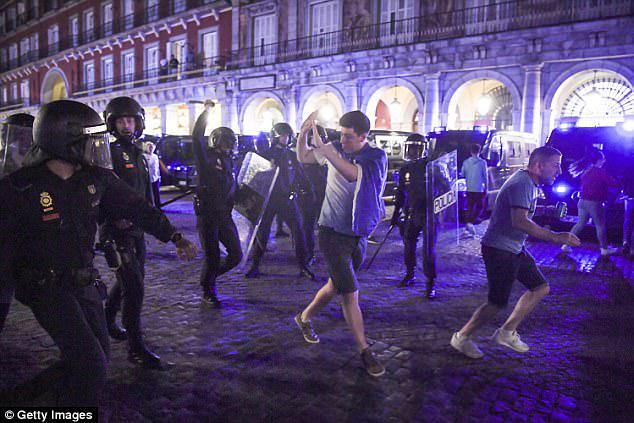 "Real" - "Bavariya" matçında polislə azarkeşlər arasında toqquşma - VİDEO -  FOTO