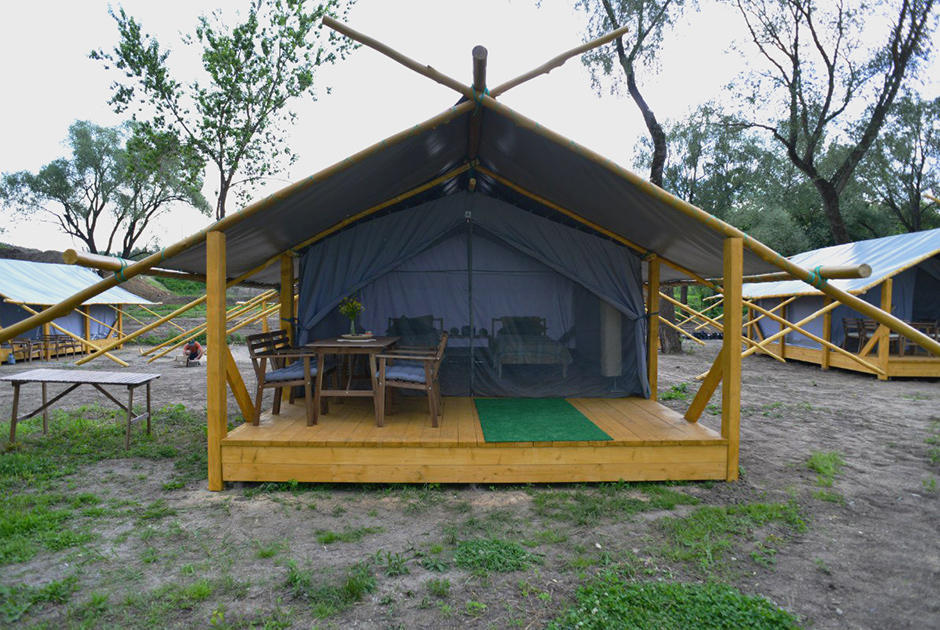 Модульные глэмпинги. Urman Camp глэмпинг. Глэмпинг парк берег Кана. Площадка для кемпинга. Стационарная палатка для кемпинга.