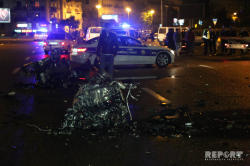 Bakıda sürət yarışına çıxan restoran sahibi "BMW X5"i dirəyə çırpdı: yaralılar var  - VİDEO - FOTO