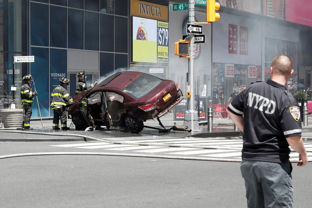 Nyu-Yorkda sürücü avtomobili insanların üzərinə sürdü: 1 ölü, 23 yaralı - YENİLƏNİB - FOTO