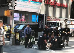 Nyu-Yorkda sürücü avtomobili insanların üzərinə sürdü: 1 ölü, 23 yaralı - YENİLƏNİB - FOTO