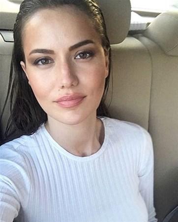 Fahriye Evcen qırmızı xalçada - FOTOSESSİYA