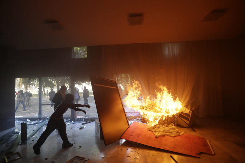 3 nazirlik yandırıldı - Braziliya çalxalanır - FOTO