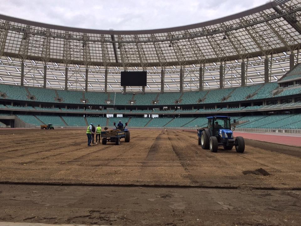 Bakı Olimpiya Stadionunun ot örtüyü dəyişdirilir - FOTO