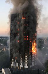 Londonda fəlakətin görüntüləri: 24 mərtəbəli bina şam kimi yandı - FOTO